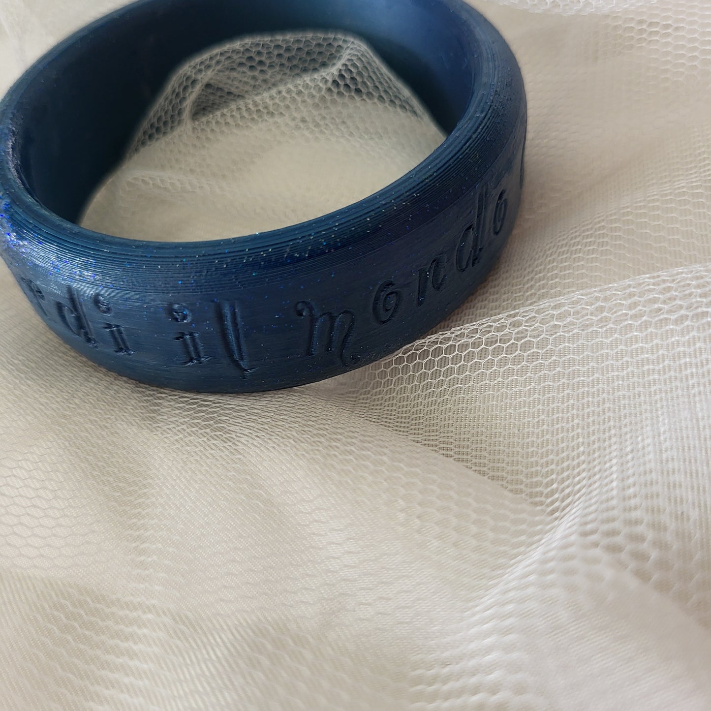 Bracciale rigido "Frase Farfalla" in filamento PLA metal blu - Rifinito con resina e brillantini