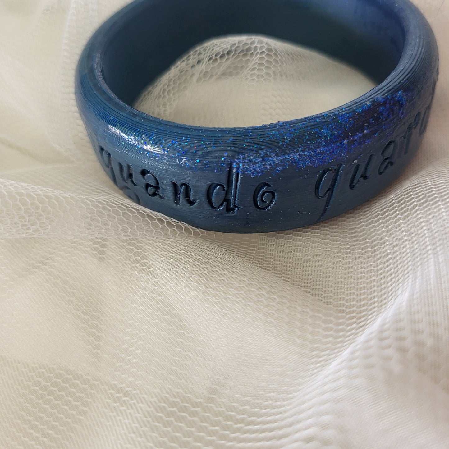 Bracciale rigido "Frase Farfalla" in filamento PLA metal blu - Rifinito con resina e brillantini